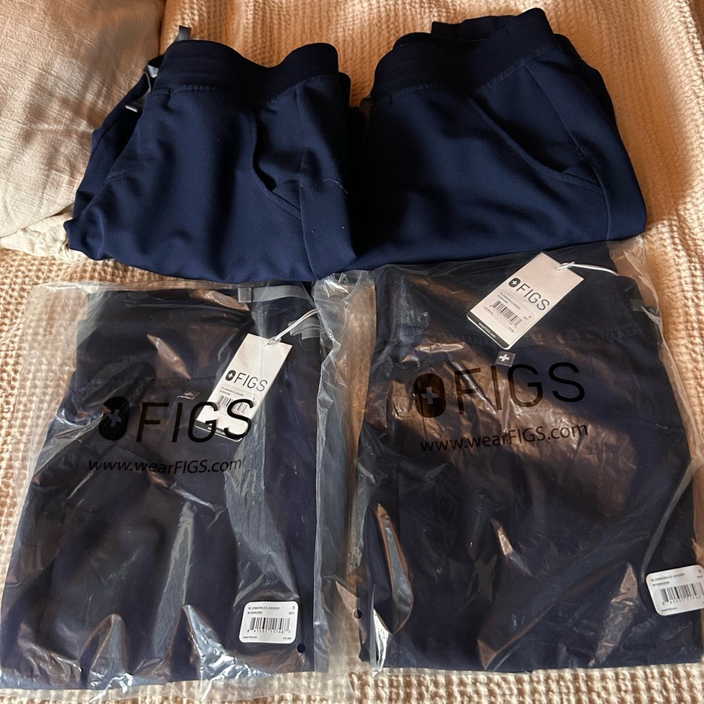 Scrubs 3 figs, 2 Alta brand